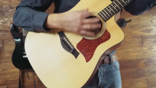 Close-up van de man spelen de akoestische gitaar Slowmotion — Stockvideo