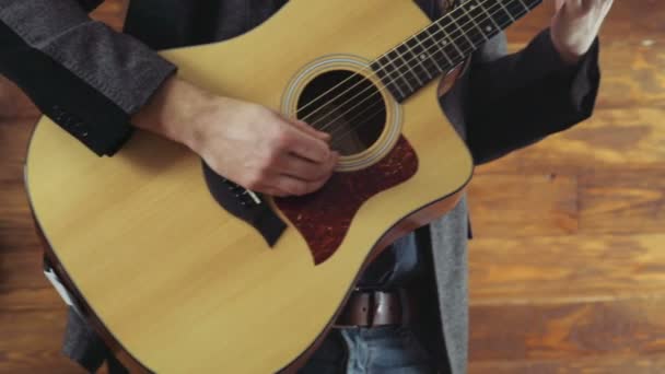 Nahaufnahme eines Mannes, der die akustische Gitarre in Zeitlupe spielt — Stockvideo