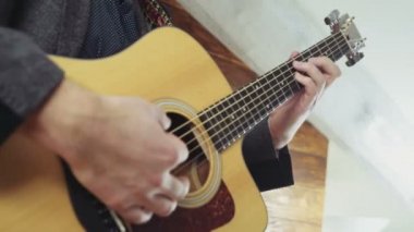 akustik gitar yavaş oynayan adam kapatın