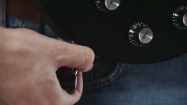 Adam yakından eklemek TV'nin arkasındaki elektro gitar için