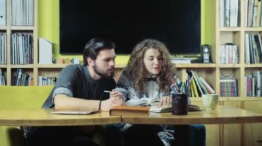 Birkaç sınıf oda yavaş okuyan öğrenciler