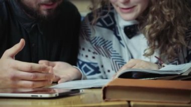 yavaş hareket Üniversitesi'nde okuyan öğrenciler birkaç kapatın