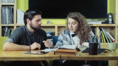 Birkaç sınıf oda yavaş okuyan öğrenciler