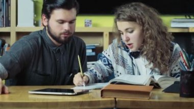 Birkaç sınıf oda yavaş okuyan öğrenciler