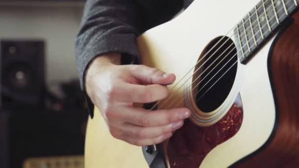 Close-up van man met behulp van bemiddelaar gitaar spelen — Stockvideo