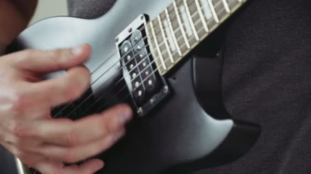 Nahaufnahme eines Mannes, der in Zeitlupe auf der E-Gitarre spielt — Stockvideo