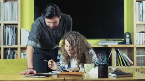 Par av studenter som studerar i klass rummet slow motion — Stockvideo