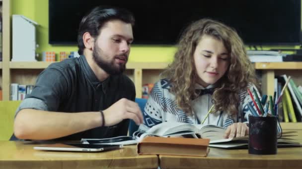 Několik studentů studujících v třídě místnost zpomalené — Stock video