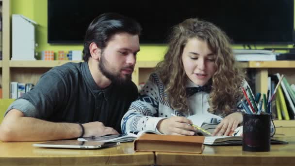 Casal de alunos que estudam na sala de aula câmera lenta — Vídeo de Stock