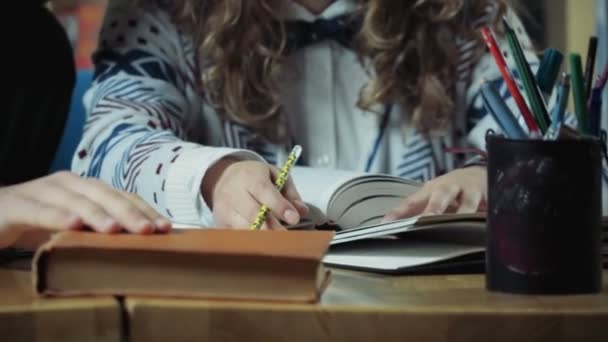 Close up casal de estudantes estudando câmera lenta na universidade — Vídeo de Stock