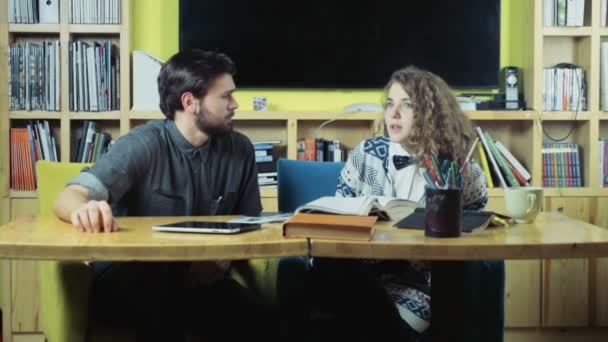 Pareja de estudiantes hablando en la sala de clases cámara lenta — Vídeos de Stock