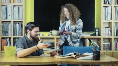 gülümseyen öğrenciler sınıf oda ağır çekimde tablet kullanma