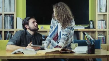gülümseyen öğrenci sınıf oda yavaş çekimde bir kamera için seyir