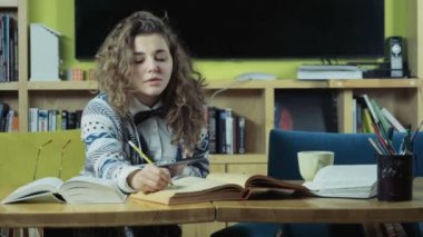 kitap okuma ve bir tablet yavaş hareket kullanarak kız öğrenci