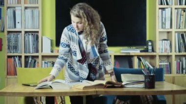 bir kamera yavaş seyir sınıf odasında kız öğrenci