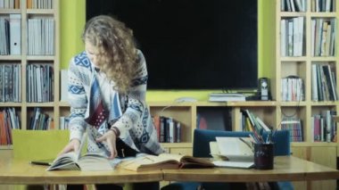 yorgun kız öğrencinin sınav sınıf oda yavaş hareket için hazırlanıyor