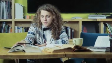 yorgun kız öğrencinin sınav sınıf oda yavaş hareket için hazırlanıyor