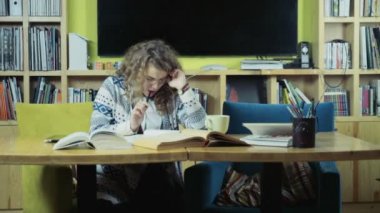 bir kalem kitap yavaş okurken kemiren kız öğrenci