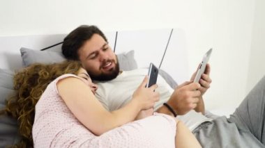 erkek ve kadın yatakta becerikli alet yavaş hareket kullanarak