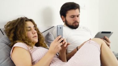 Çift yatakta smartphone ve tablet yavaş hareket kullanma