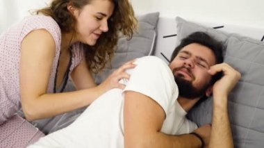 komik çift uyanış ağır çekim