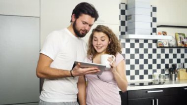 Çift giyen pijama kullanarak evde yavaş tablet