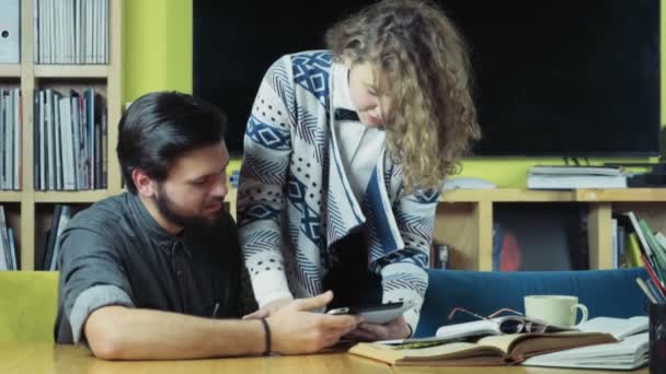 Két diák tanul a tabletta segítségével Lassított lejátszás — Stock videók