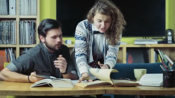 Paar von Studenten, die ein Tablet für das Studium der Zeitlupe benutzen — Stockvideo