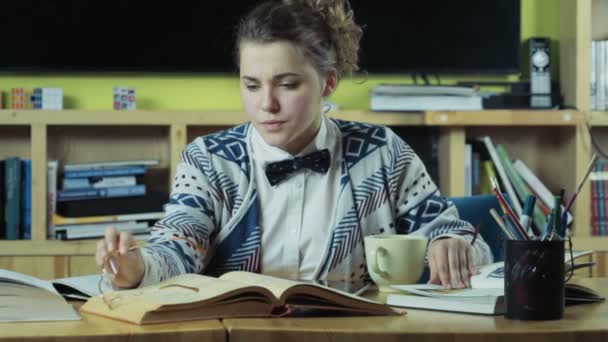 Estudante do sexo feminino usando um tablet para estudar câmera lenta — Vídeo de Stock