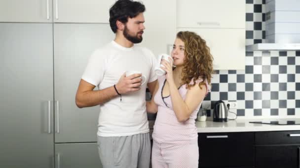 Pareja bebiendo té y charlando en la cocina cámara lenta — Vídeo de stock