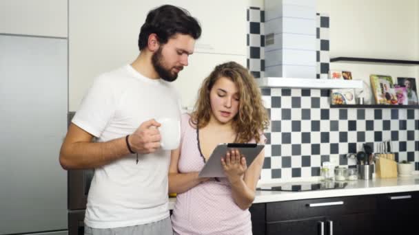 Para noszenie piżamy przy użyciu komputera typu tablet w domu slow motion — Wideo stockowe