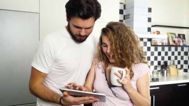 Pasangan memakai piyama menggunakan tablet di rumah gerak lambat — Stok Video