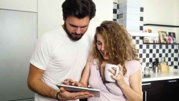 Pareja usando pijama usando tableta en casa cámara lenta — Vídeo de stock