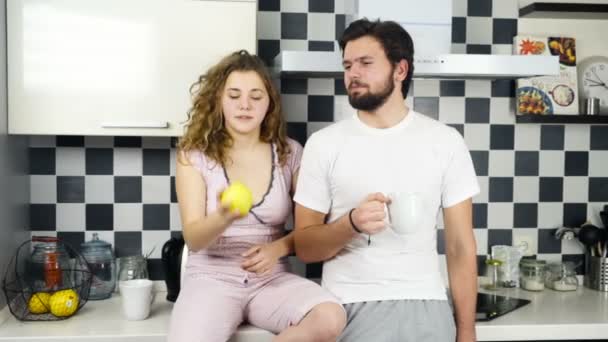 Pareja vistiendo pijamas desayunando en la cocina cámara lenta — Vídeo de stock