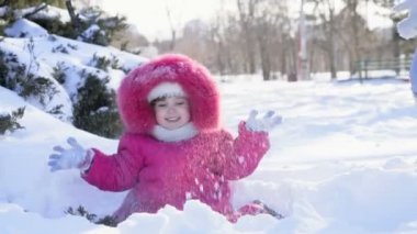 küçük kız biraz kar park yavaş yukarı atma