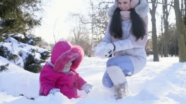 Anne ve kızı karda oynarken yavaş hareket