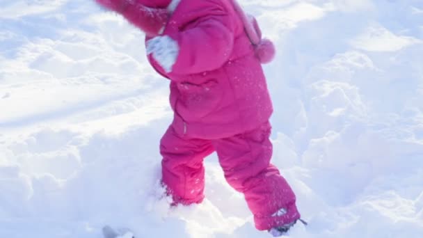 Μικρό κορίτσι που πέφτει κάτω στο χιόνι την αργή κίνηση — Αρχείο Βίντεο