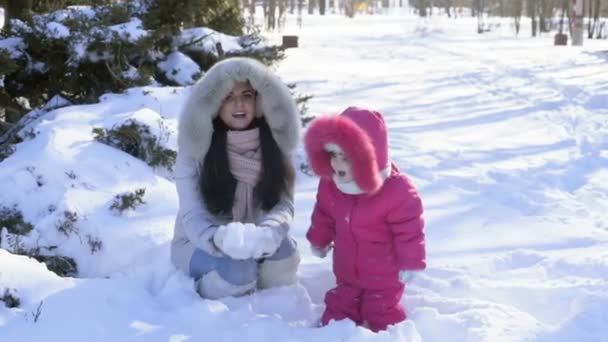 Madre e hija vomitando un poco de nieve cámara lenta — Vídeos de Stock