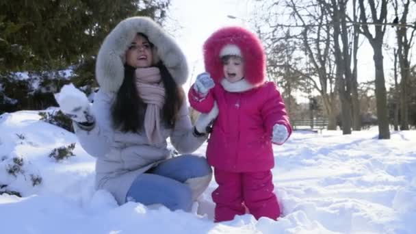 Mutter und Tochter werfen Schnee-Zeitlupe hoch — Stockvideo