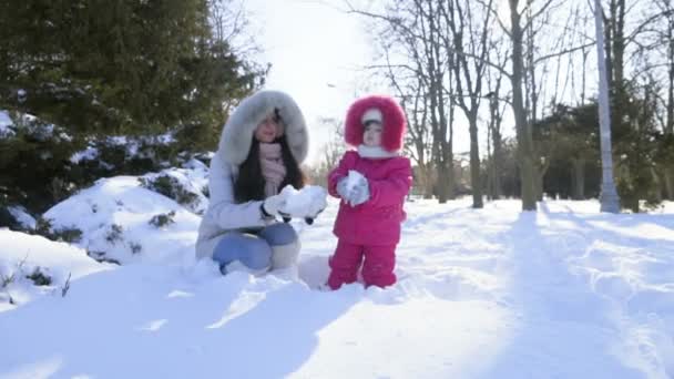 Madre e hija vomitando un poco de nieve cámara lenta — Vídeos de Stock