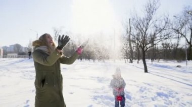 Anne ve kızı ile oynarken park ağır çekimde kar