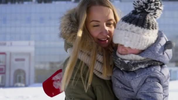 Мать и дочь на холодной зимней прогулке замедленной съемки — стоковое видео
