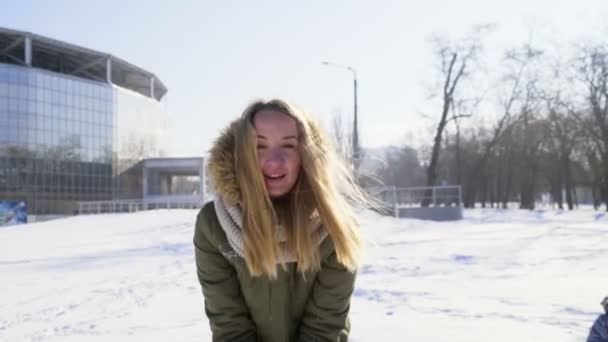 Hembra vomitando un poco de nieve en un día soleado de invierno cámara lenta — Vídeos de Stock