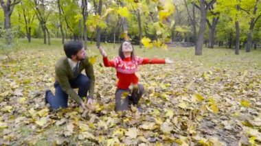 Genç çift park ağır çekimde düşen yapraklar yukarı atma