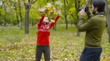 kız arkadaşı biraz düşen yapraklar yavaş atma çekim adam
