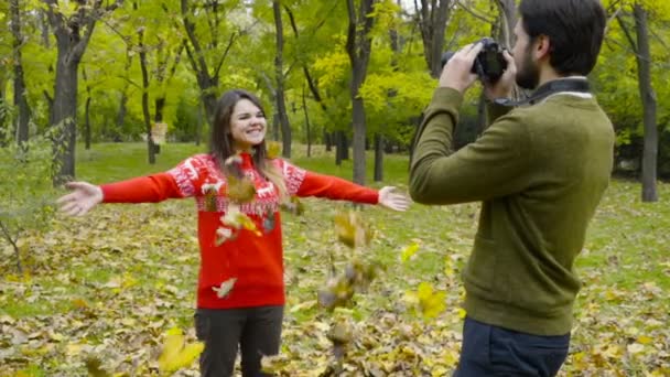 Cara atirando sua namorada vomitando algumas folhas caídas câmera lenta — Vídeo de Stock
