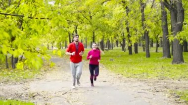 gülümseyen çift sonbahar park ağır çekimde koşu