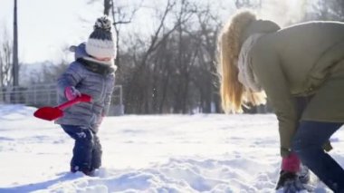 Anne ve kızı ile oynarken park ağır çekimde kar