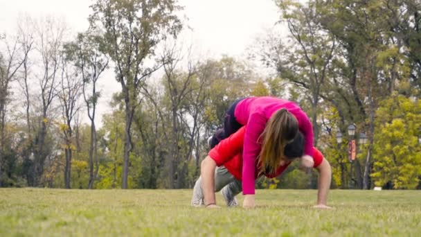 Genç çift park ağır çekimde spor yaparken eğleniyor — Stok video