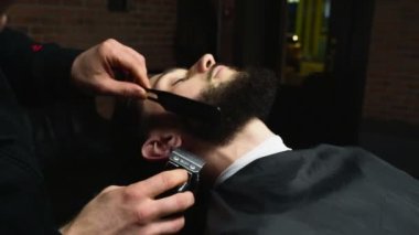 Kuaför müşteri clipper yavaş hareket ile sakal tıraş